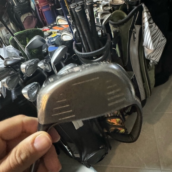 Cleveland Launcher ti460 driver 9.5 deg in rh
Graphite shaft in stiff flex
Used - Picture 4 of 7